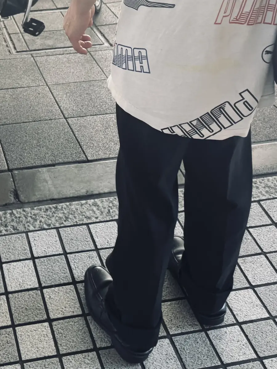 街角に立つ相談者の足元