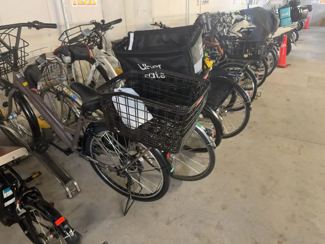 デリバリーバッグを積んだ自転車が並ぶ駐輪場
