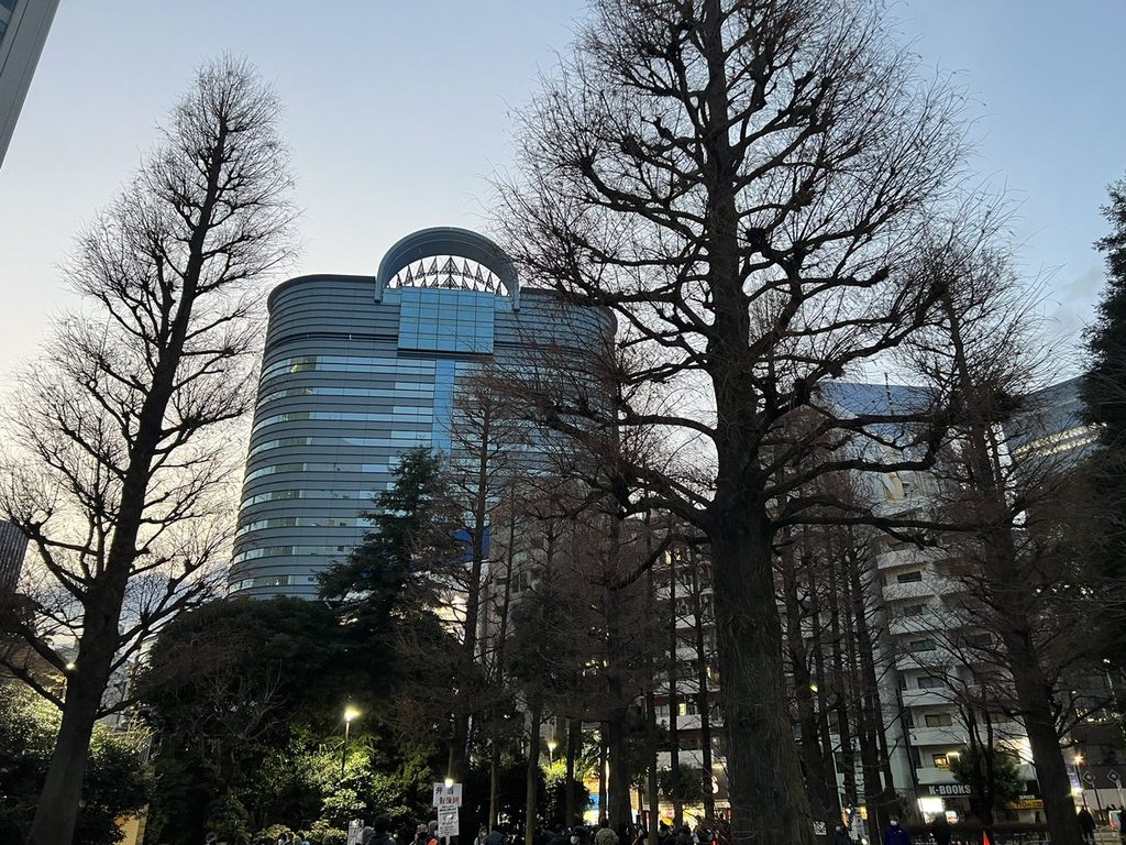 冬枯れの木立の向こうに見える、東池袋のビル群
