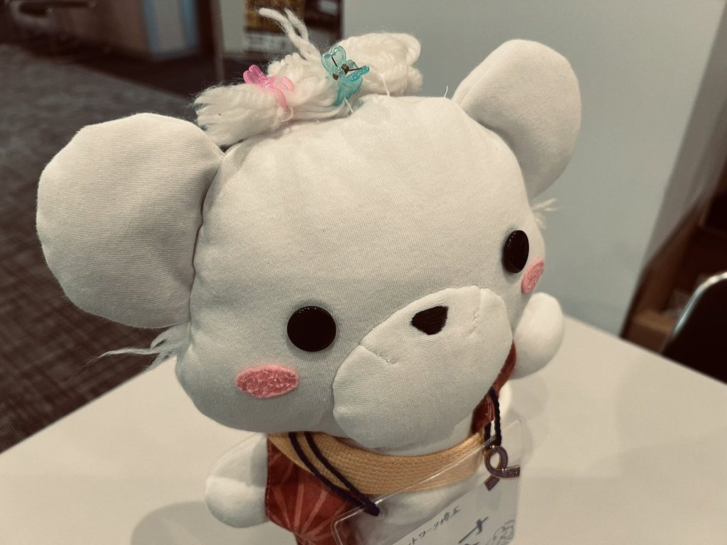 机の上に置かれたくまのぬいぐるみ