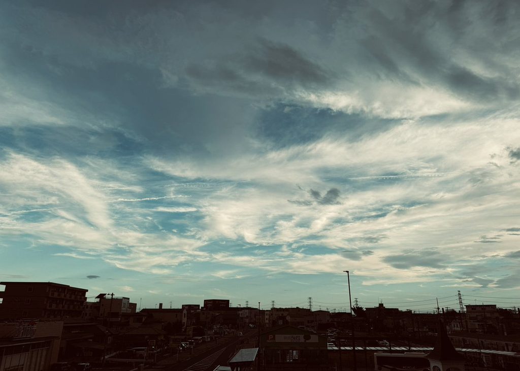 夕暮れの空と街並み