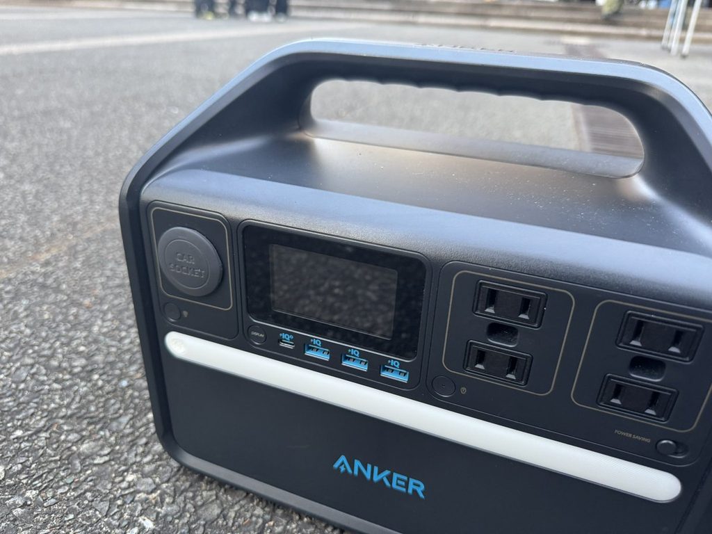 充電サービスに使うポータブル電源。複数のコンセントとUSB端子が並ぶ
