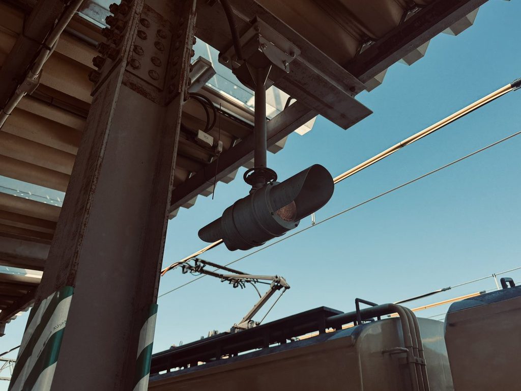 高架を走る電車を見上げた冬空