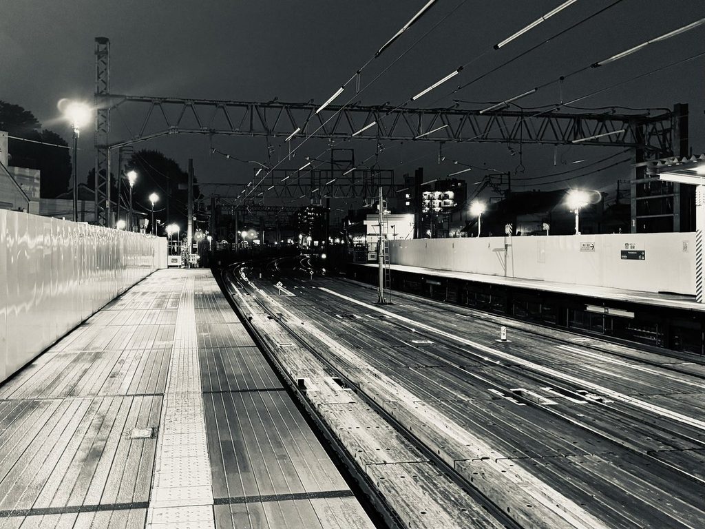 雨上がりの線路と駅のホーム