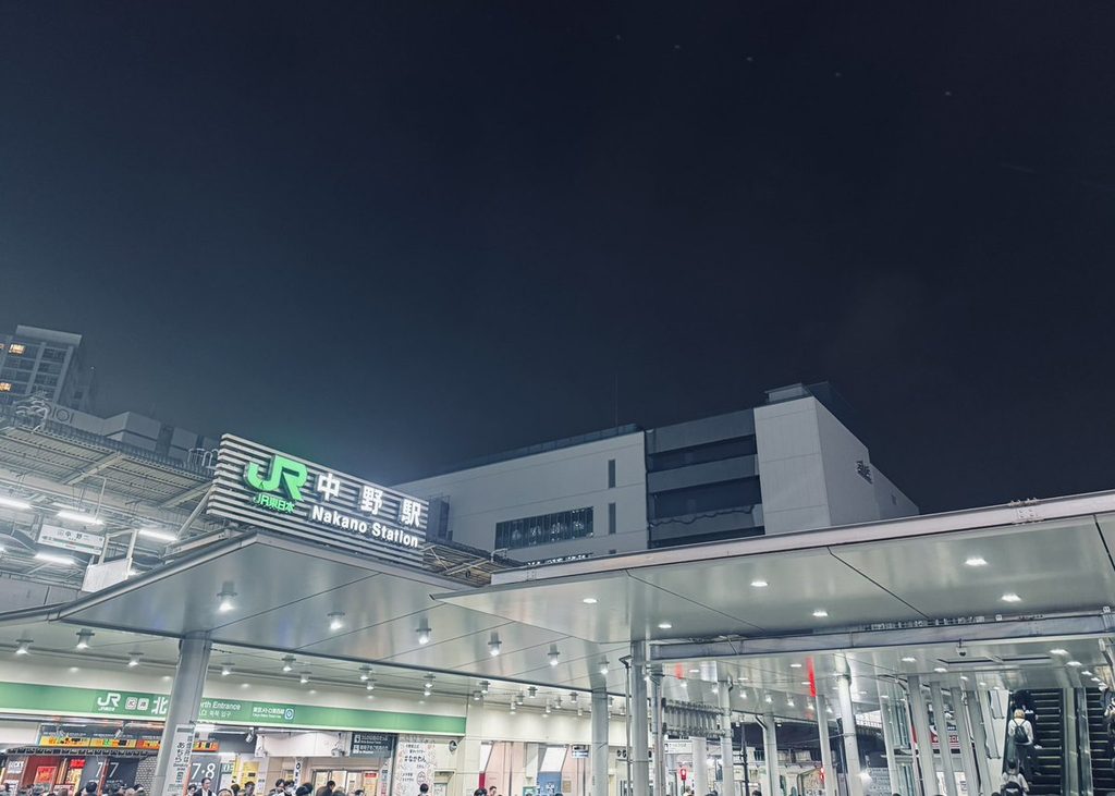 夜の中野駅前