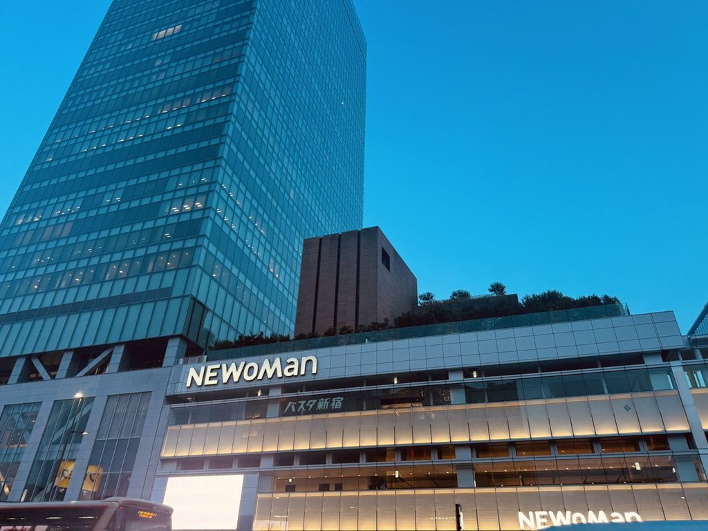 夏の空と新宿のビル