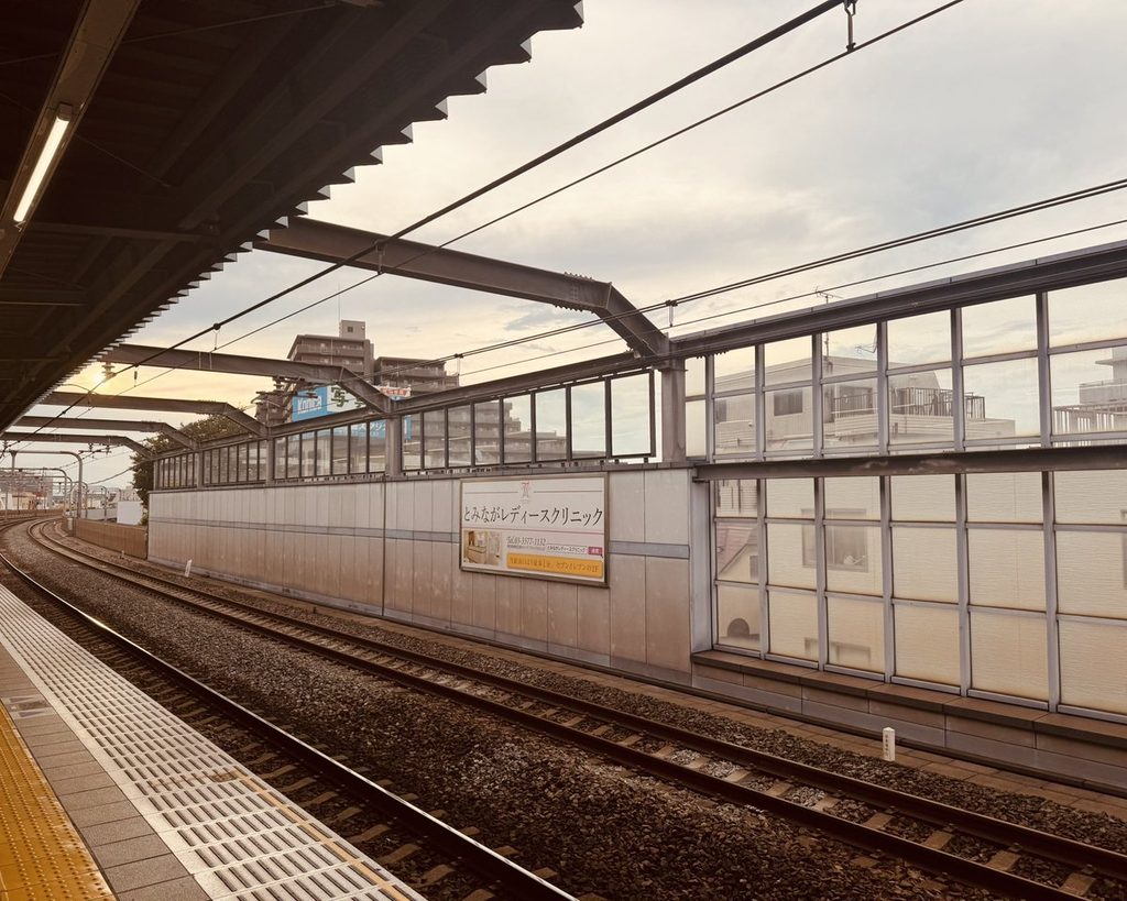 夕暮れの駅のホーム