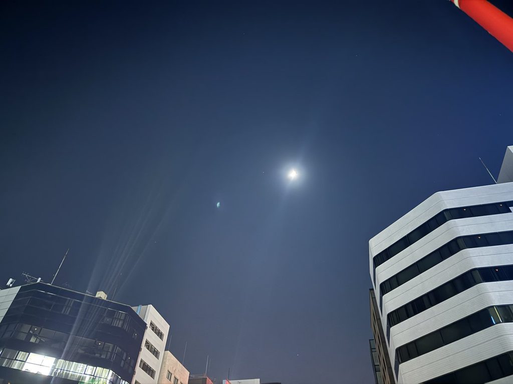 夜空の月と、街のビル