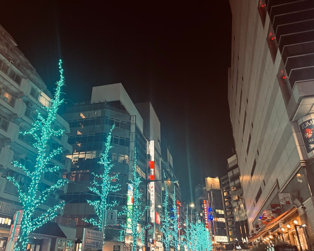 年始の夜の街。イルミネーションの灯る通り