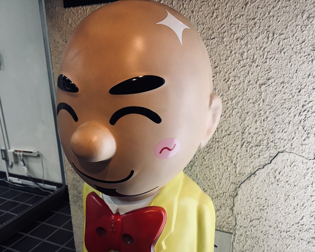 宿泊支援で利用させていただいているホテルの玄関にあるマスコット像