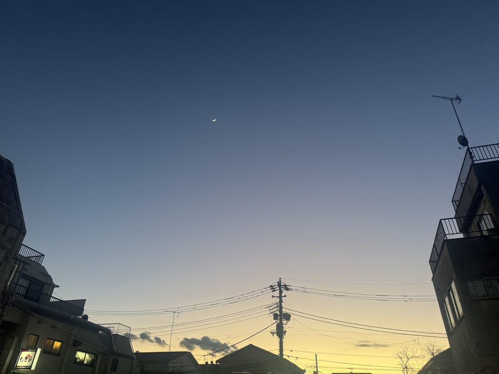 夕暮れの空と住宅街