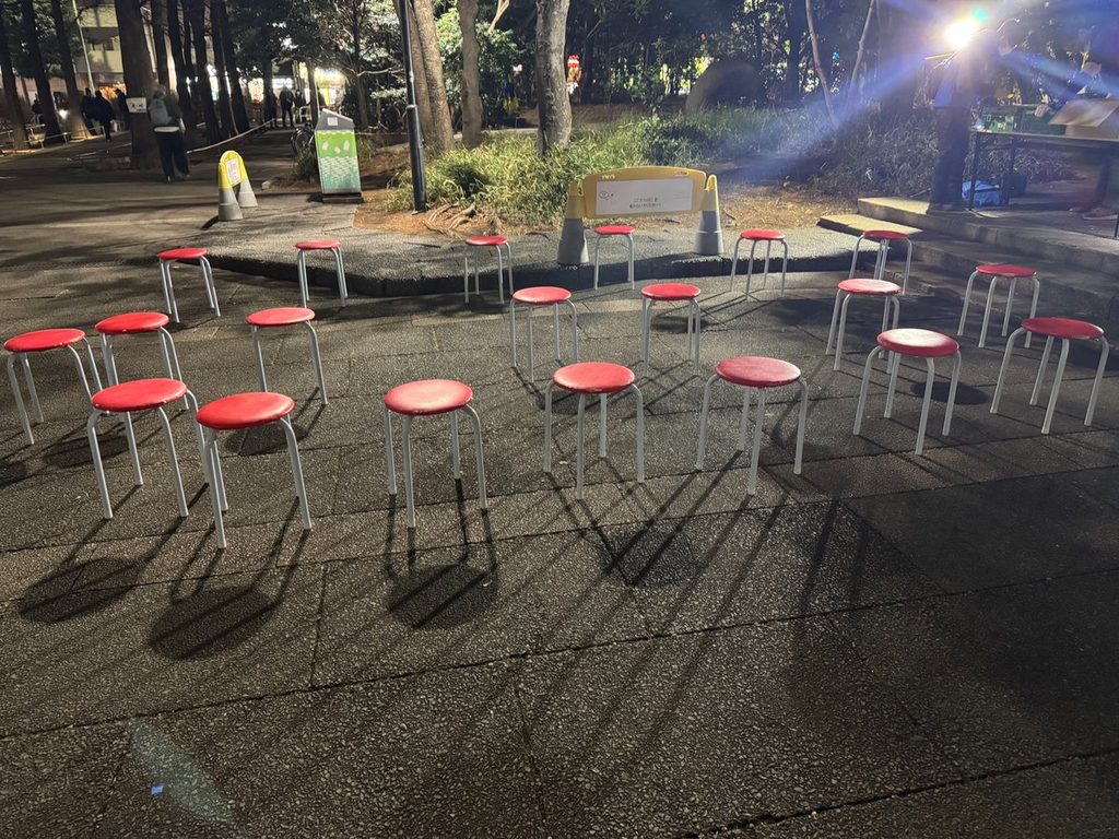 夜の会場に並べられた丸椅子