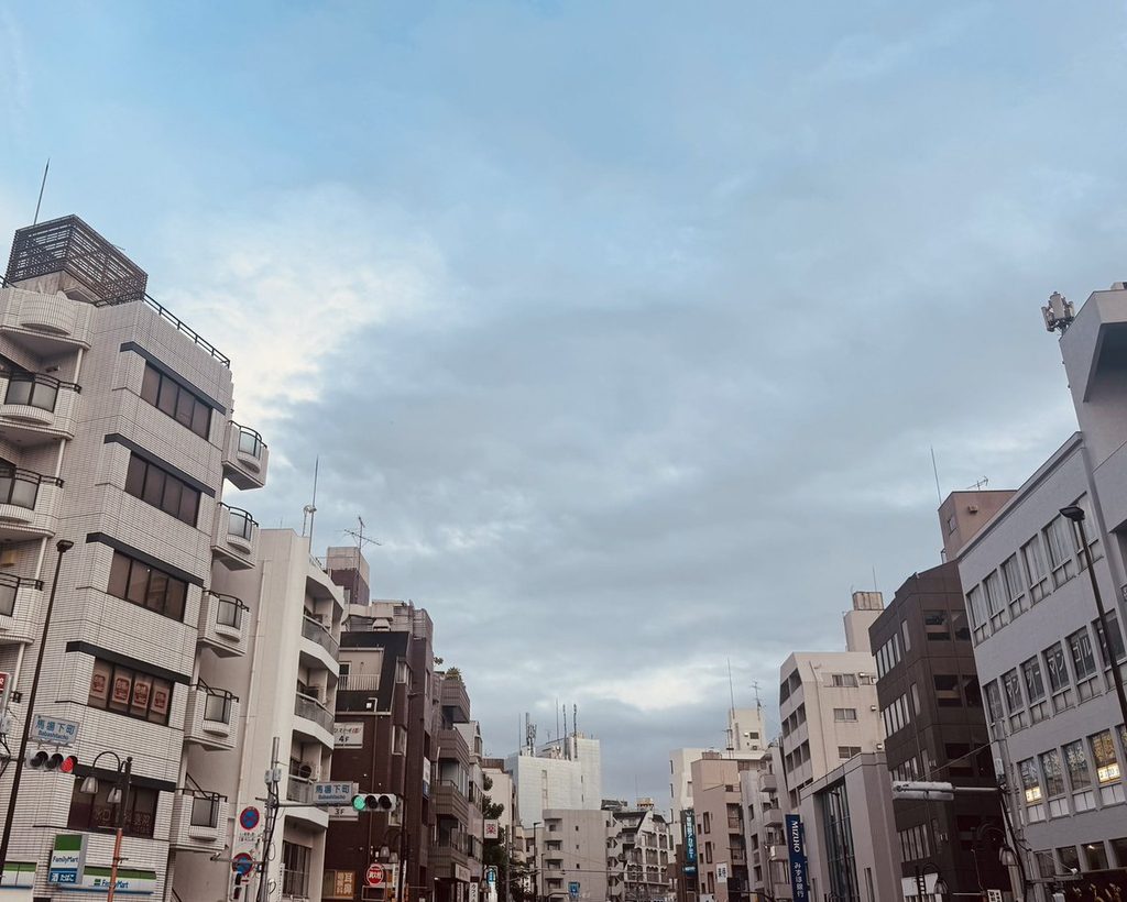 曇り空と街並み